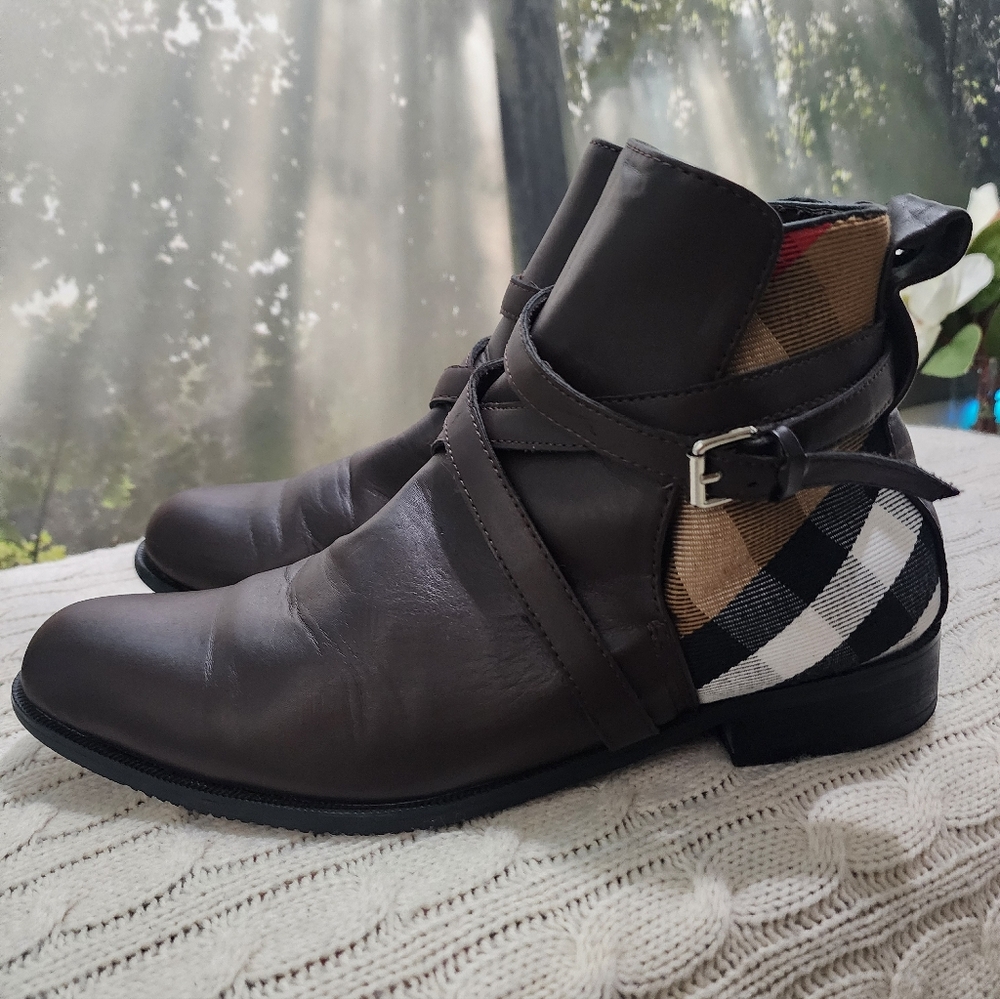 Men's Brown Leather Boots. No Size Tag .See Pic For measurement.
